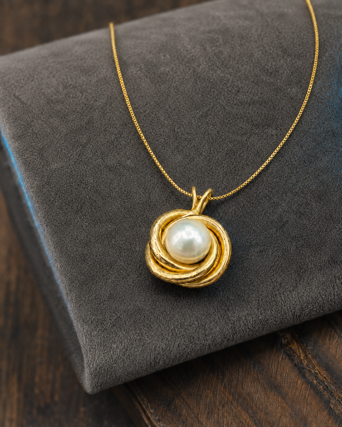 The Pearl Nest 14K gold cultured pearl pendant, macro detail